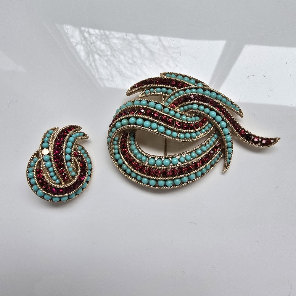 Crown Trifari Philippe Faux Turquoise ruby? Crystal Gold Tone Brooch/ Earring
